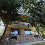 Апартаменти з терасою у Карпатах — дерев'яна тераса та галявина, Гірська Лаванда