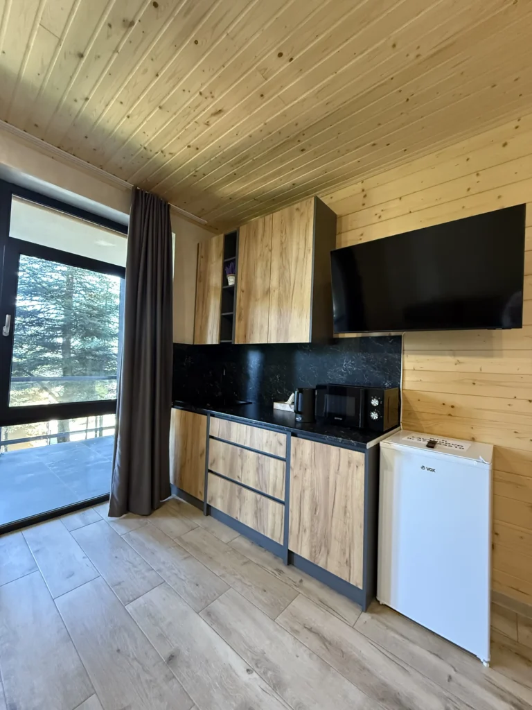 Ставок та зелена зона відпочинку на території комплексу Гірська Лаванда