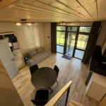 Оренда апартаментів у Східниці — доріжка між дерев'яними будинками, Гірська Лаванда