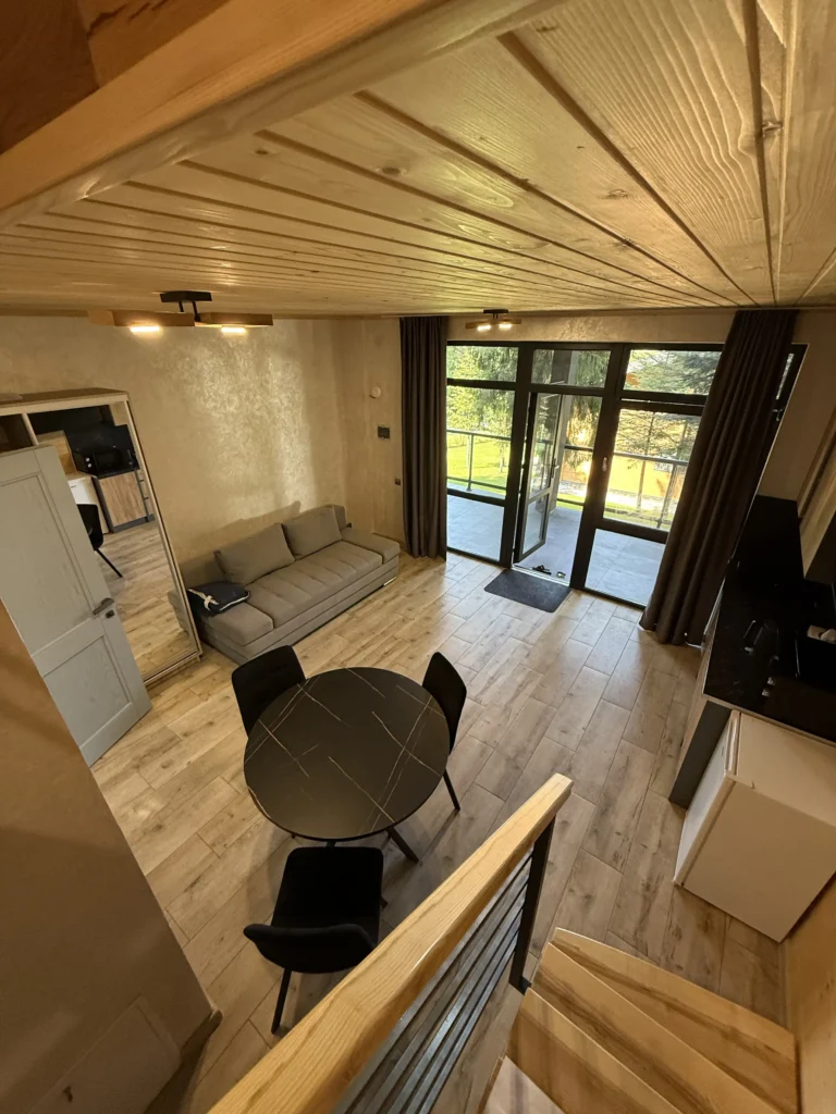 Оренда апартаментів у Східниці — доріжка між дерев'яними будинками, Гірська Лаванда