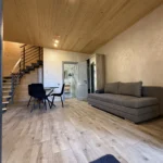 Апартаменти у Карпатах — фасад будинку з дерев'яними балконами, Гірська Лаванда