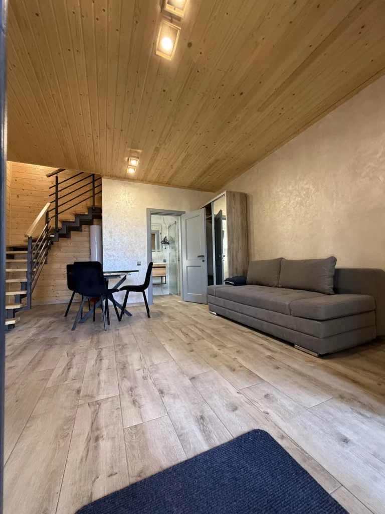 Апартаменти у Карпатах — фасад будинку з дерев'яними балконами, Гірська Лаванда