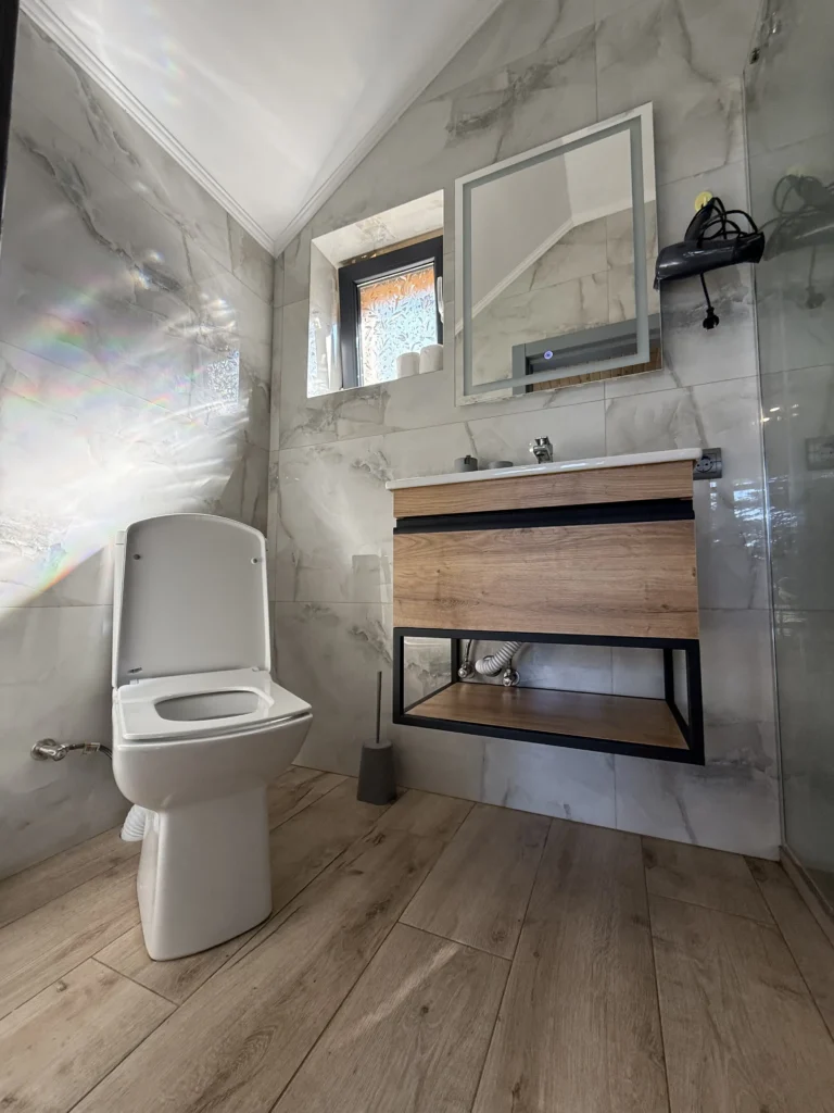 Інтер'єр номера у карпатському стилі — оренда апартаментів Гірська Лаванда