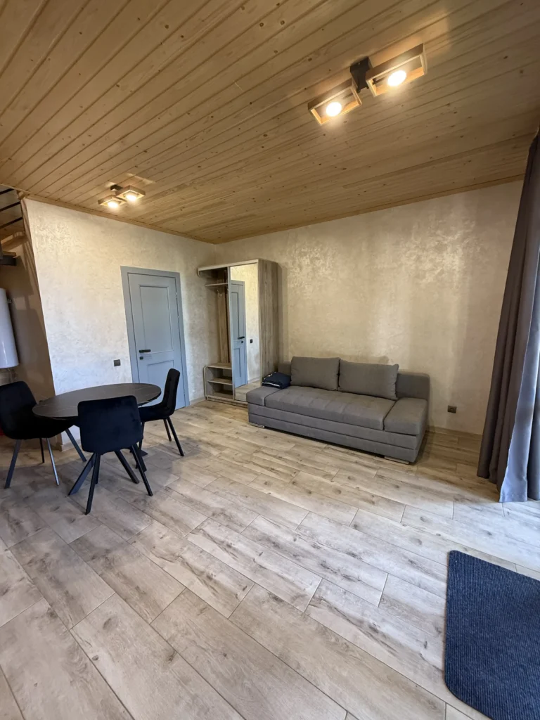 Зелена галявина та дерева на території садиби Гірська Лаванда, Східниця