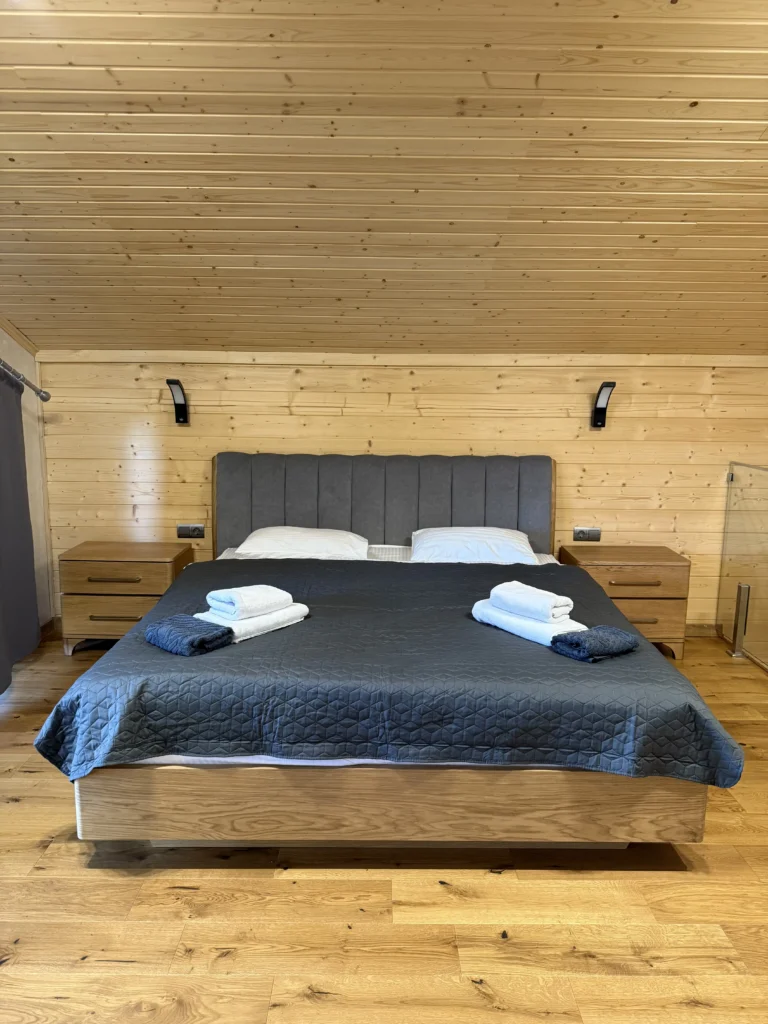 Спальня апартаментів з двоспальним ліжком та дерев'яним декором, Гірська Лаванда