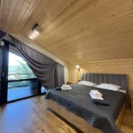 Дерев'яна веранда та пішохідна доріжка — садиба Гірська Лаванда, Східниця