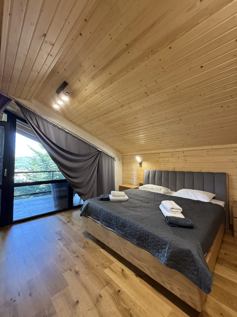 Дерев'яна веранда та пішохідна доріжка — садиба Гірська Лаванда, Східниця