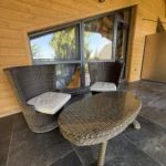 Оренда апартаментів у Східниці — фасад котеджу з великими вікнами та балконом