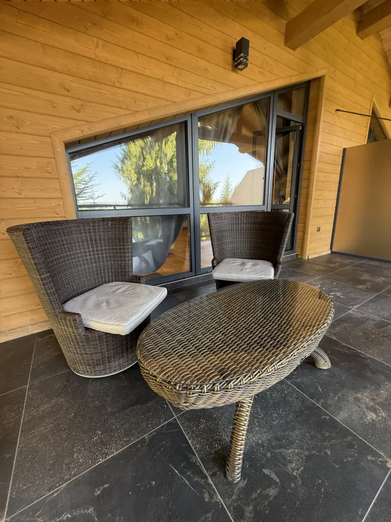 Оренда апартаментів у Східниці — фасад котеджу з великими вікнами та балконом