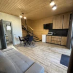 Вечірня підсвітка паркової зони на території комплексу Гірська Лаванда