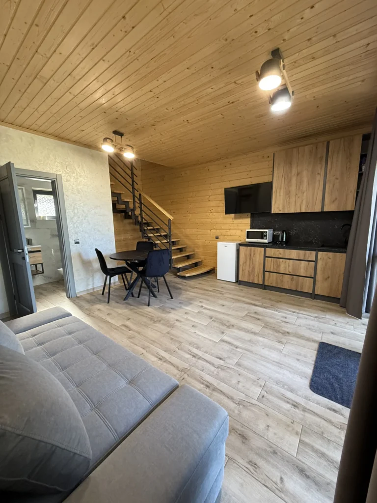 Вечірня підсвітка паркової зони на території комплексу Гірська Лаванда