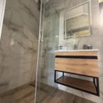 Газон та дерева між апартаментами комплексу Гірська Лаванда