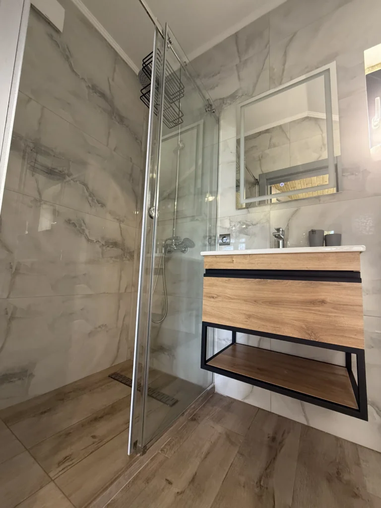 Газон та дерева між апартаментами комплексу Гірська Лаванда