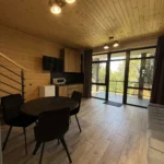 Апартаменти Гірська Лаванда з вечірньою підсвіткою — відпочинок у Карпатах