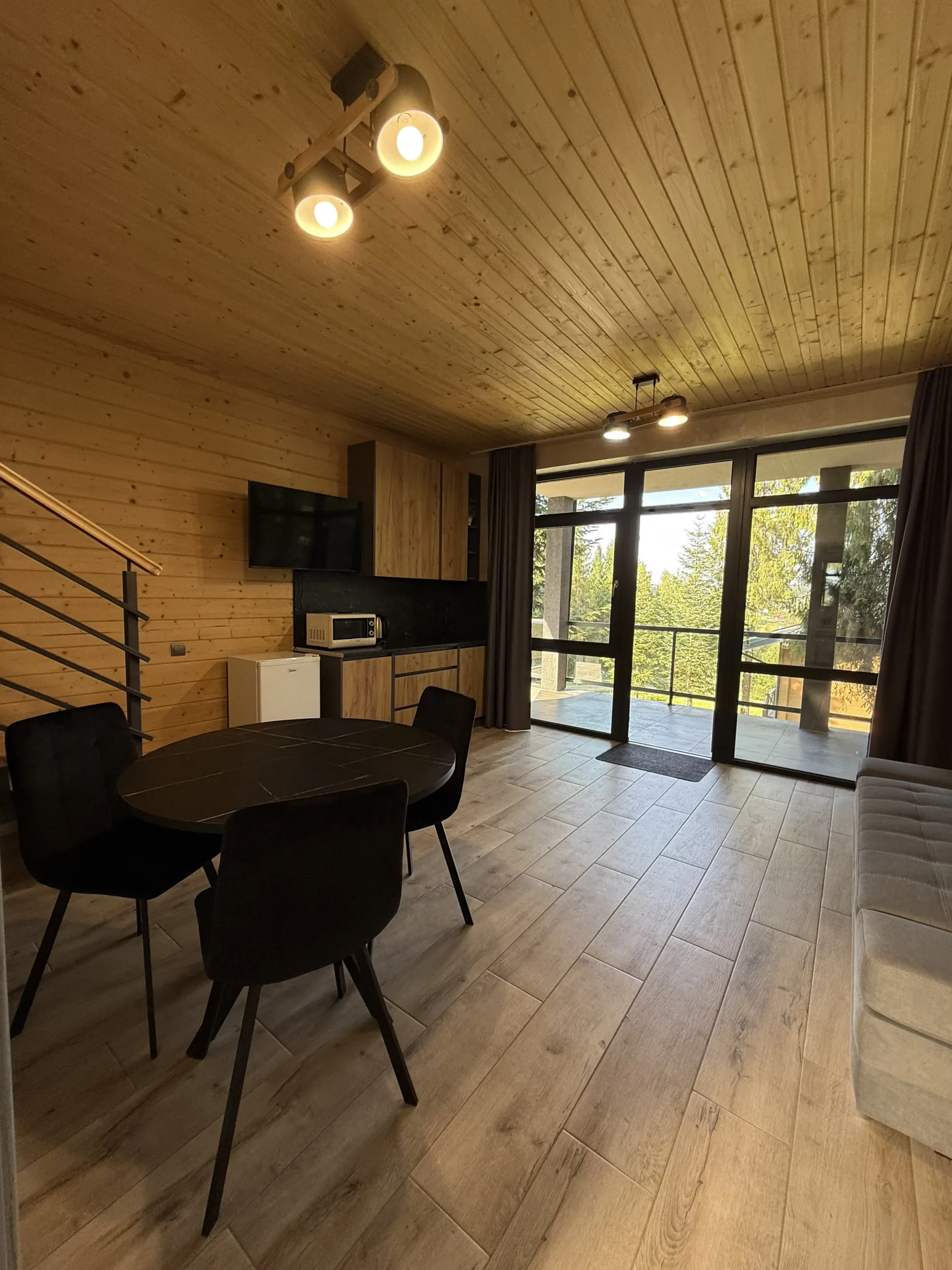 Котедж-дуплекс із терасою