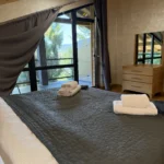 Номер з дерев'яними стінами та панорамним вікном — Гірська Лаванда