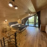 Спільна зона відпочинку з дерев'яними меблями — комплекс Гірська Лаванда