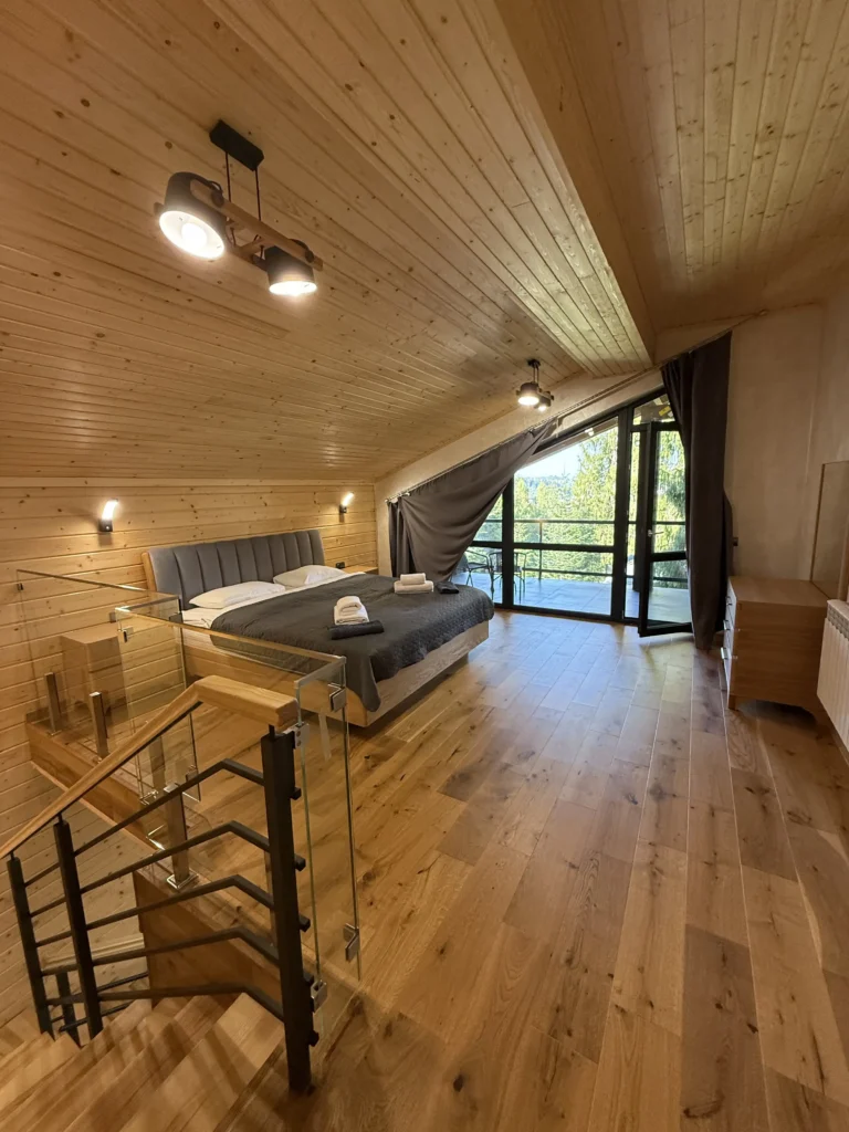 Спільна зона відпочинку з дерев'яними меблями — комплекс Гірська Лаванда