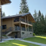 Вид на територію Гірська Лаванда з хвойними деревами, Карпати