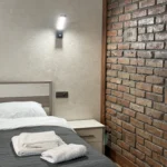 Зона барбекю під дерев'яним навісом — садиба Гірська Лаванда