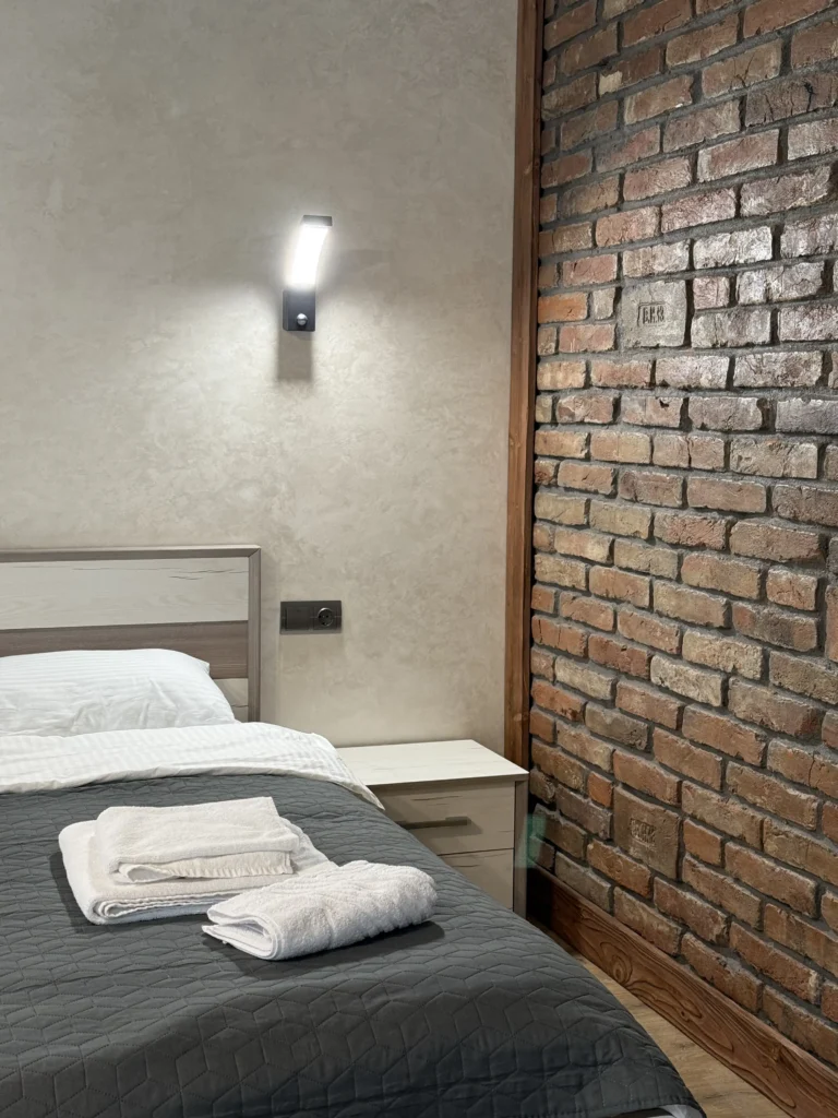 Зона барбекю під дерев'яним навісом — садиба Гірська Лаванда