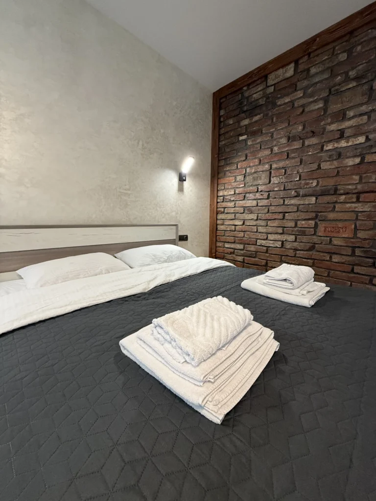 Пішохідна алея між апартаментами у Східниці — Гірська Лаванда