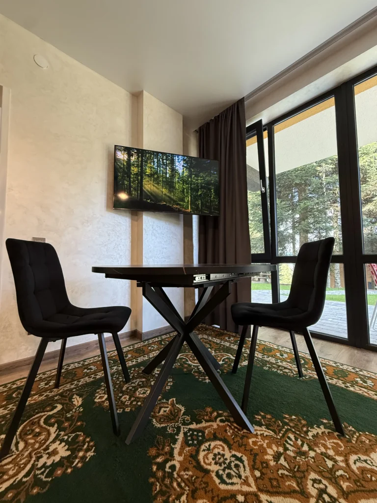 Хвойні дерева та галявина на території комплексу Гірська Лаванда