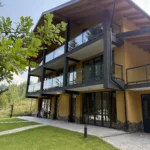 Вечірнє освітлення території садиби Гірська Лаванда, Східниця