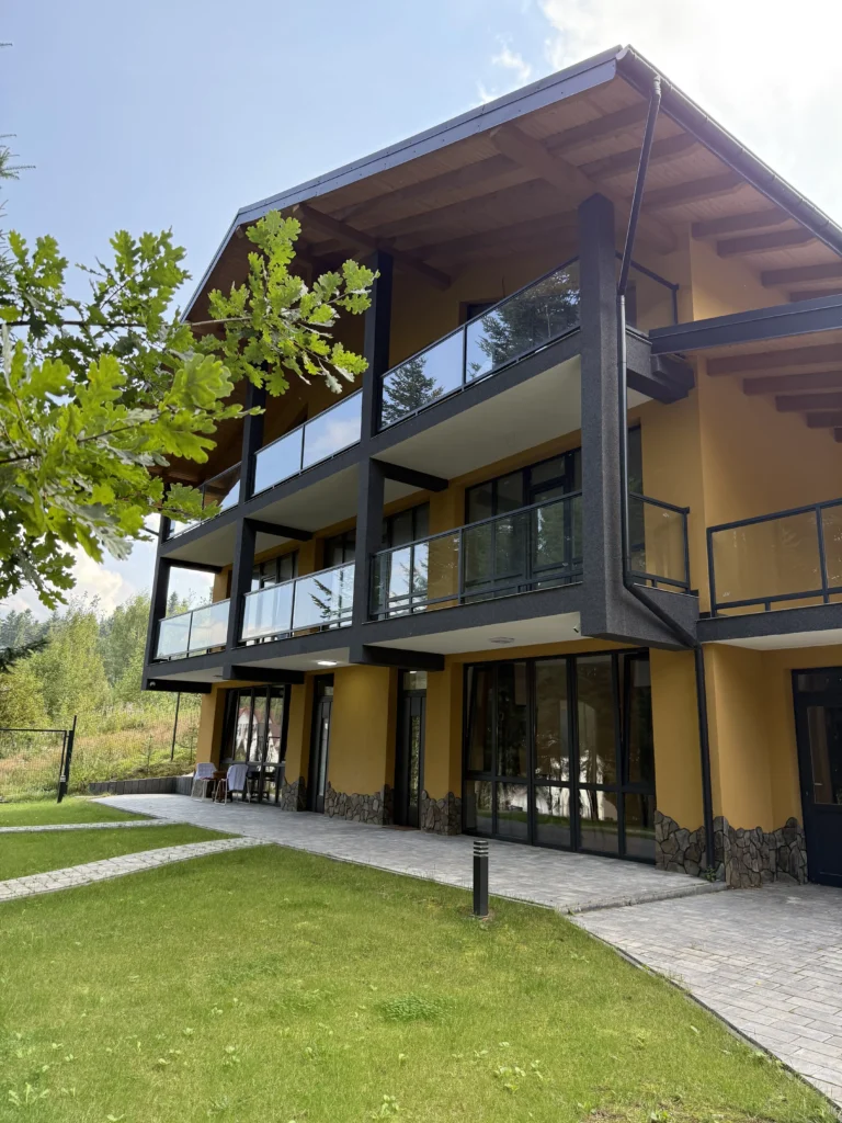 Вечірнє освітлення території садиби Гірська Лаванда, Східниця