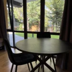 Номер з обіднім столом біля панорамного вікна з видом на ліс — Гірська Лаванда