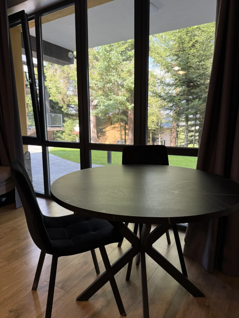 Номер з обіднім столом біля панорамного вікна з видом на ліс — Гірська Лаванда