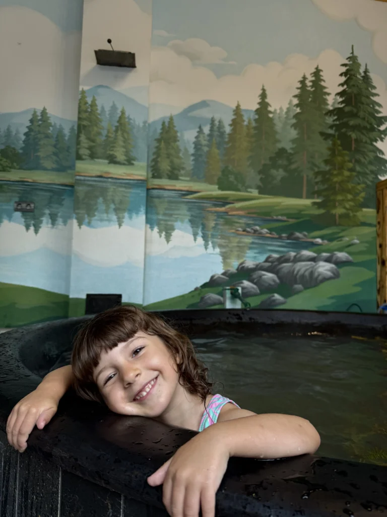 Дівчина у карпатському чані з гірським розписом стін, Гірська Лаванда