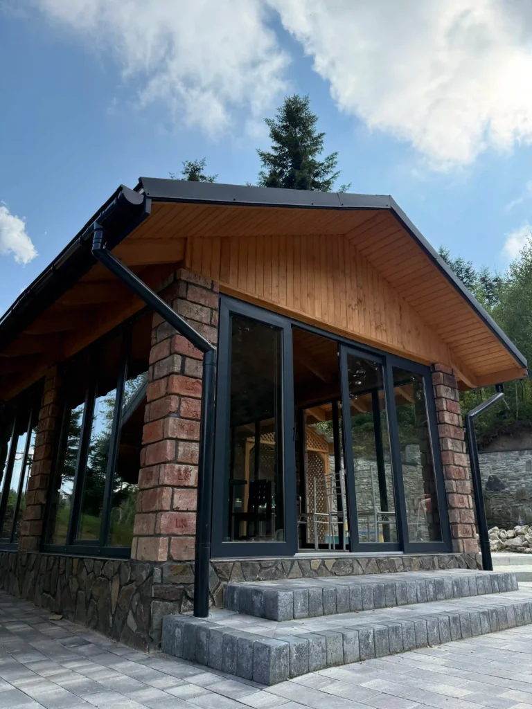 SPA у Карпатах — будівля з цегляними колонами та склінням, Гірська Лаванда