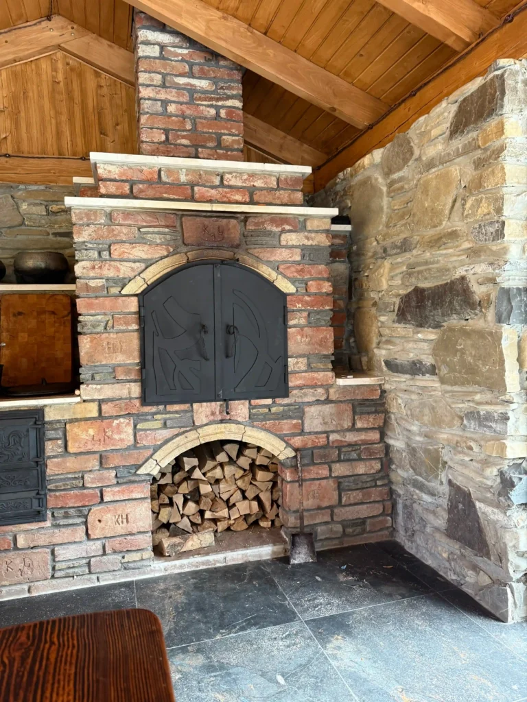 Зона барбекю — кам'яна піч під дерев'яним навісом, Гірська Лаванда