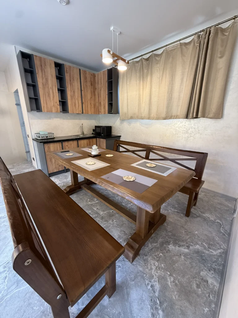 Апартаменти з обідньою зоною — дерев'яний стіл та лавки, Гірська Лаванда