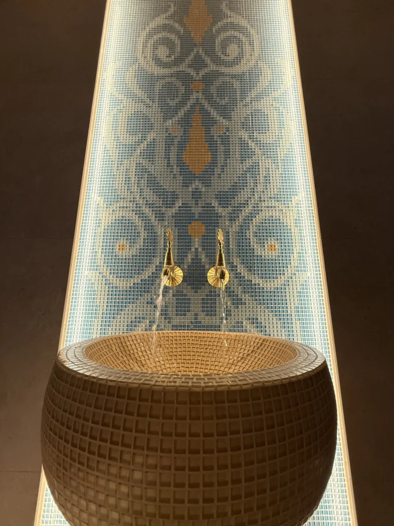 Ванна кімната апартаментів з мозаїчною раковиною та золотими кранами, Гірська Лаванда