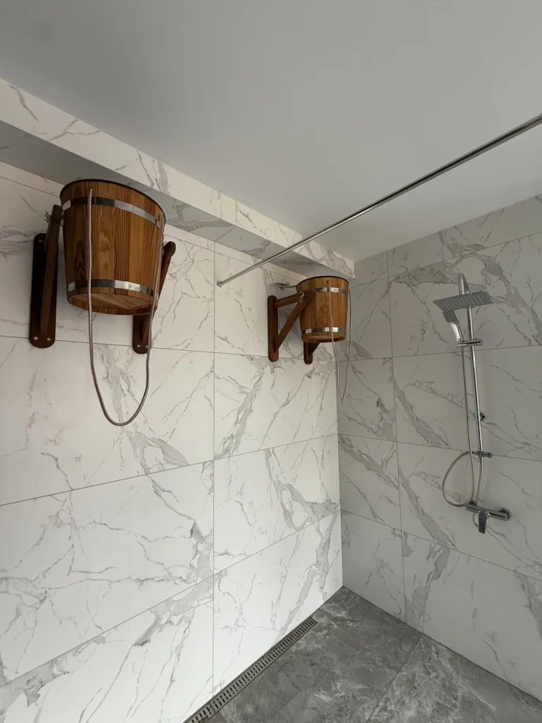 SPA-зона — душ-відра та тропічний душ при сауні, Гірська Лаванда, Східниця