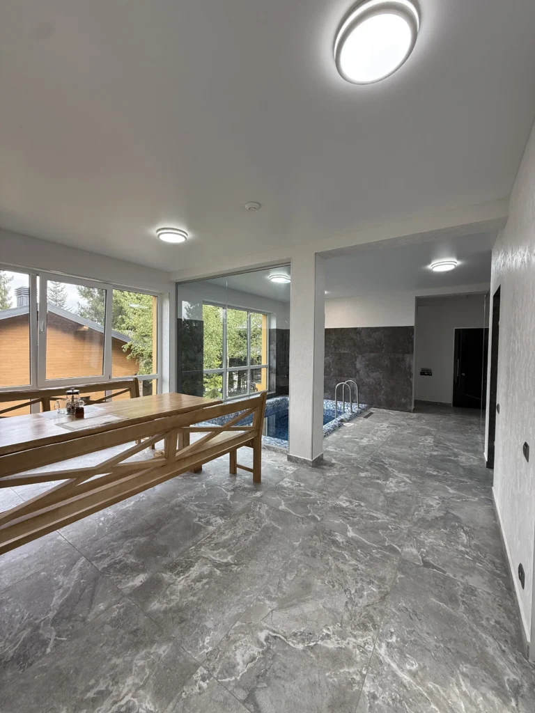 Простора зона відпочинку при басейні — SPA Гірська Лаванда, Східниця