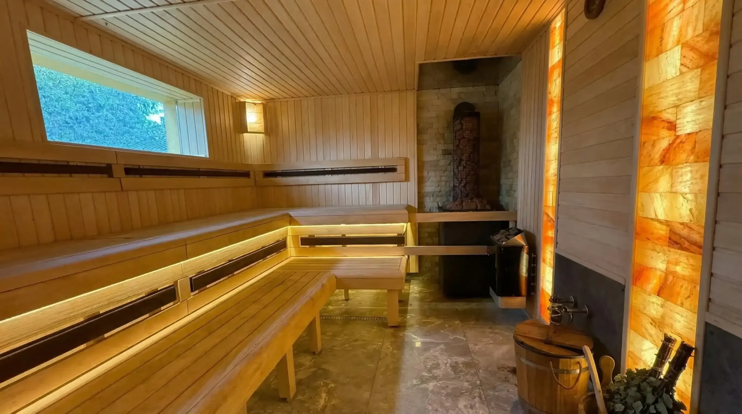 Баня на дровах у Карпатах — підсвічені лавки та кам'яна пічка, Гірська Лаванда