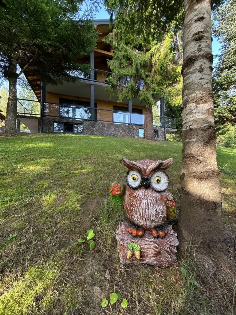 Декоративна сова в саду садиби Гірська Лаванда, Східниця